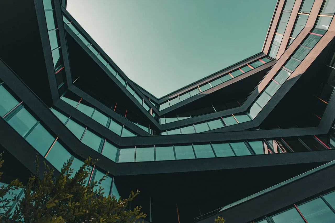 Façade vitrée d'un immeuble moderne vue en contre-plongée